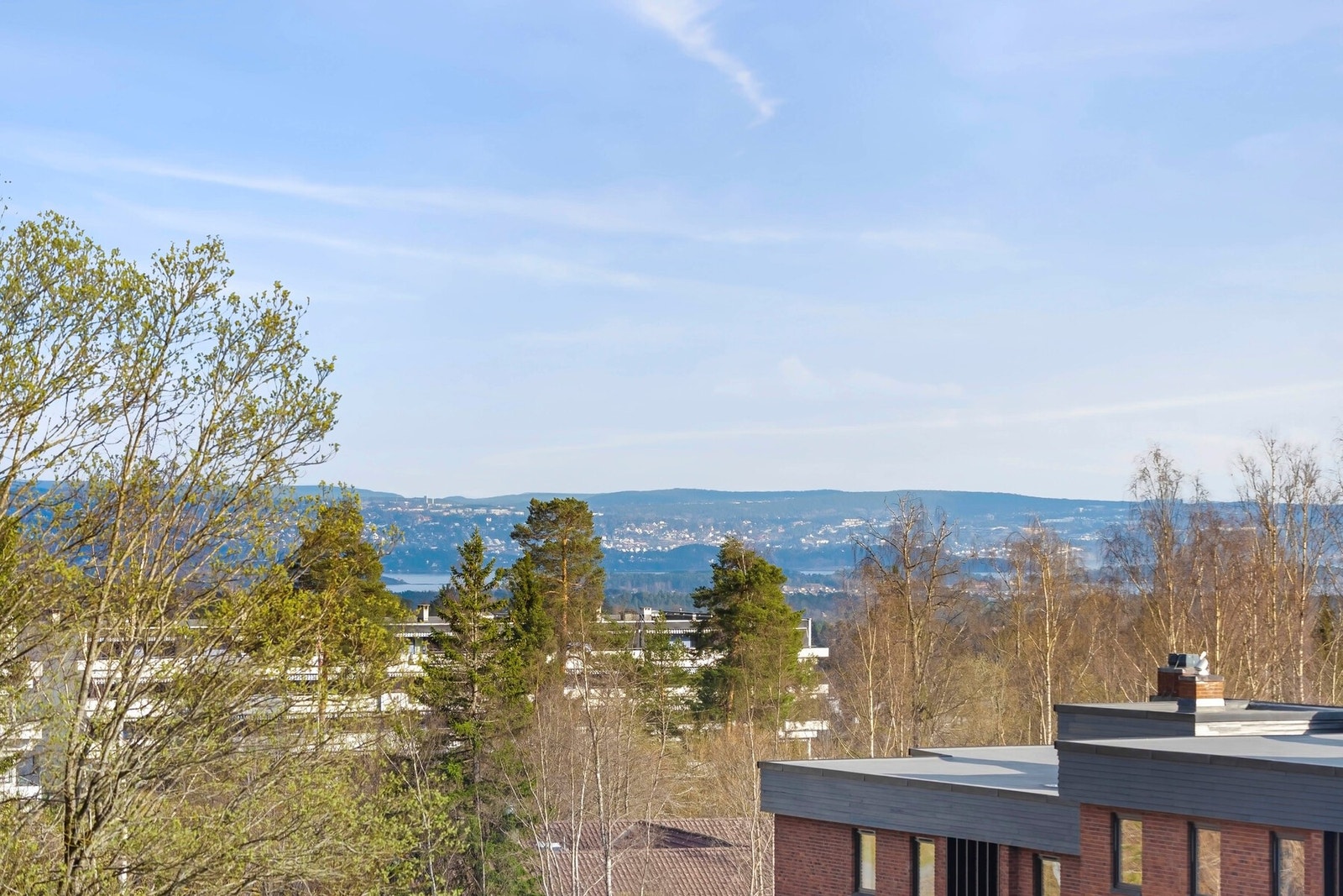 Balkongen byr gode solforhold og hyggelig utsyn mot det grønne nabolaget og over mot fjorden. Galleribilde