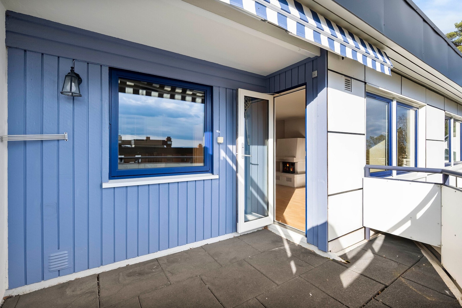 Videre er balkongen utstyrt med markise og utebelysning. Galleribilde