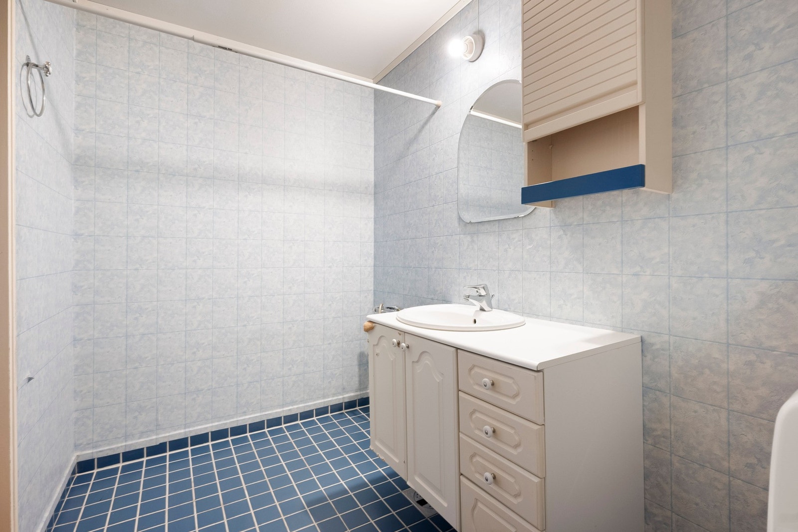 Videre inneholder badet gulvmontert toalett og dusjhjørne. Galleribilde