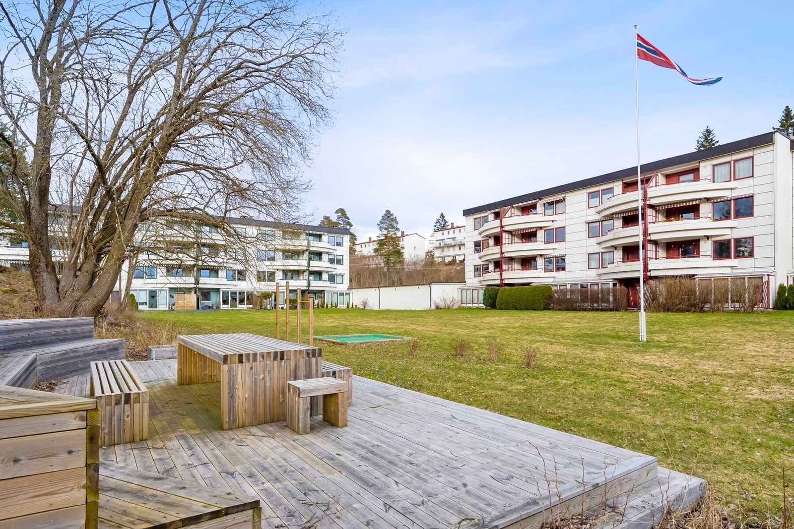 En lys og romslig 3-roms andelsleilighet beliggende høyt og fritt i byggets 3. etasje, uten innsyn, i et hyggelig borettslag med flotte grøntområder på Østerås. Galleribilde