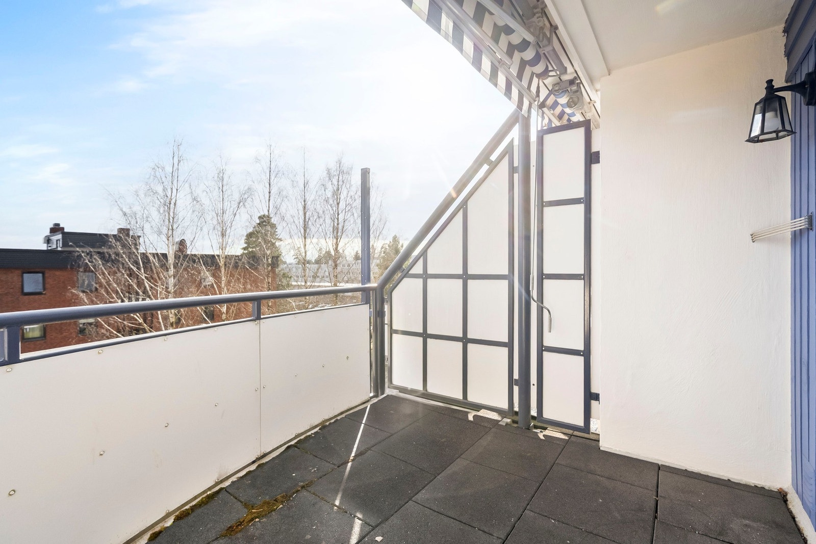 Her har du god plass til en sittegruppe, grill og dekorativ beplantning. Galleribilde