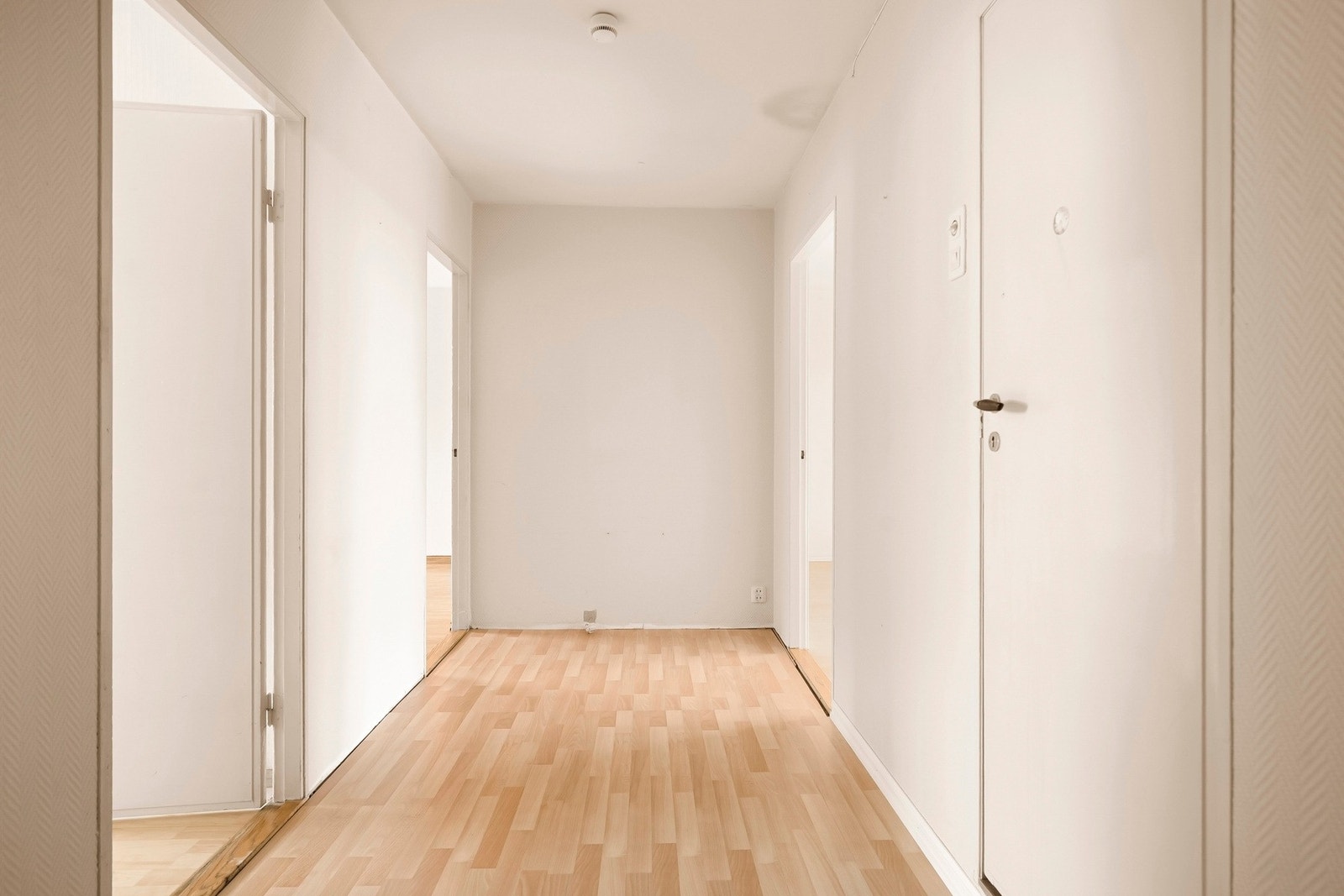 Velkommen inn! Det første som møter deg er en lys og romslig entré som gir et godt førsteinntrykk av boligen. Galleribilde