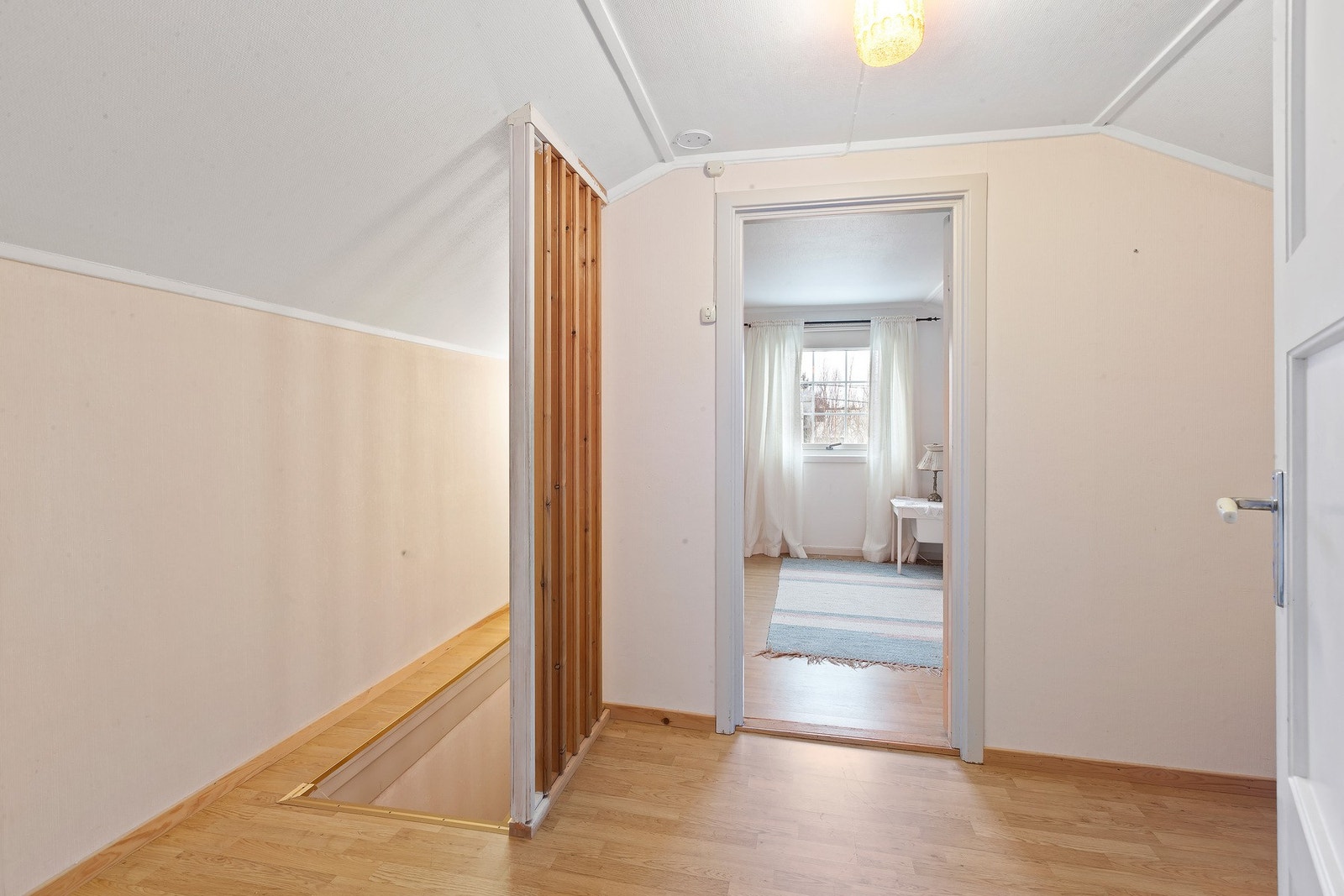 Loftetasjen er på opprinnelige tegninger uinnredd, men er i dag innredet med gang og 2 soverom. Ikke byggemeldt/godkjent til varig opphold. Galleribilde