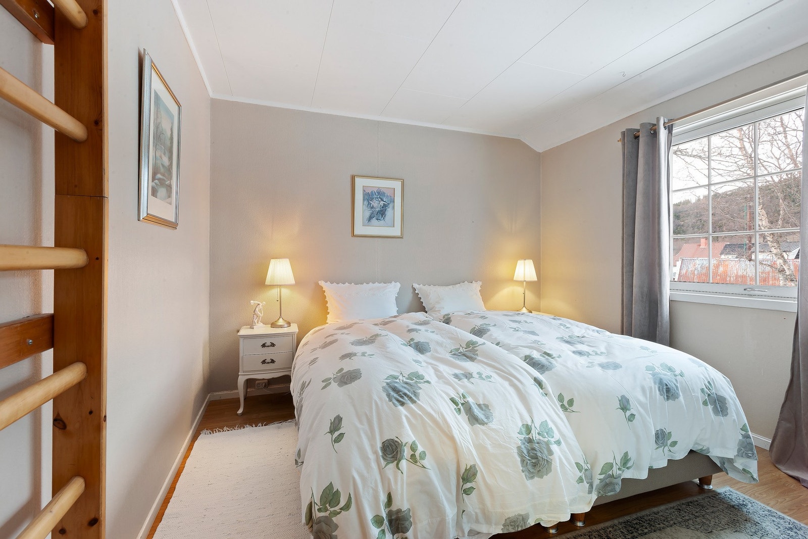 Soverom 1 med god plass til dobbeltseng Galleribilde