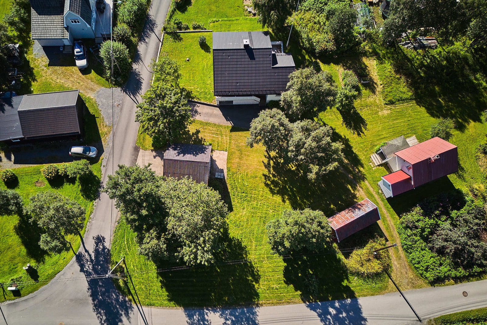 Salget omfatter 3 bruksnummer med enebolig, eldre enebolig og eldre uthus/bod. Galleribilde
