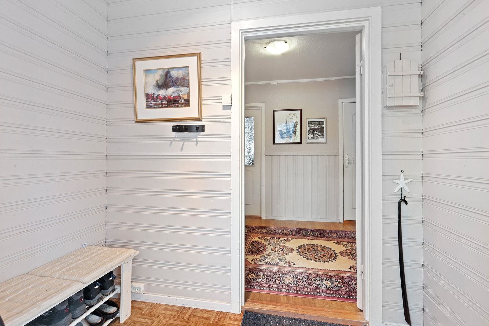 Vindfang med plass til å henge fra seg yttertøyet. Galleribilde
