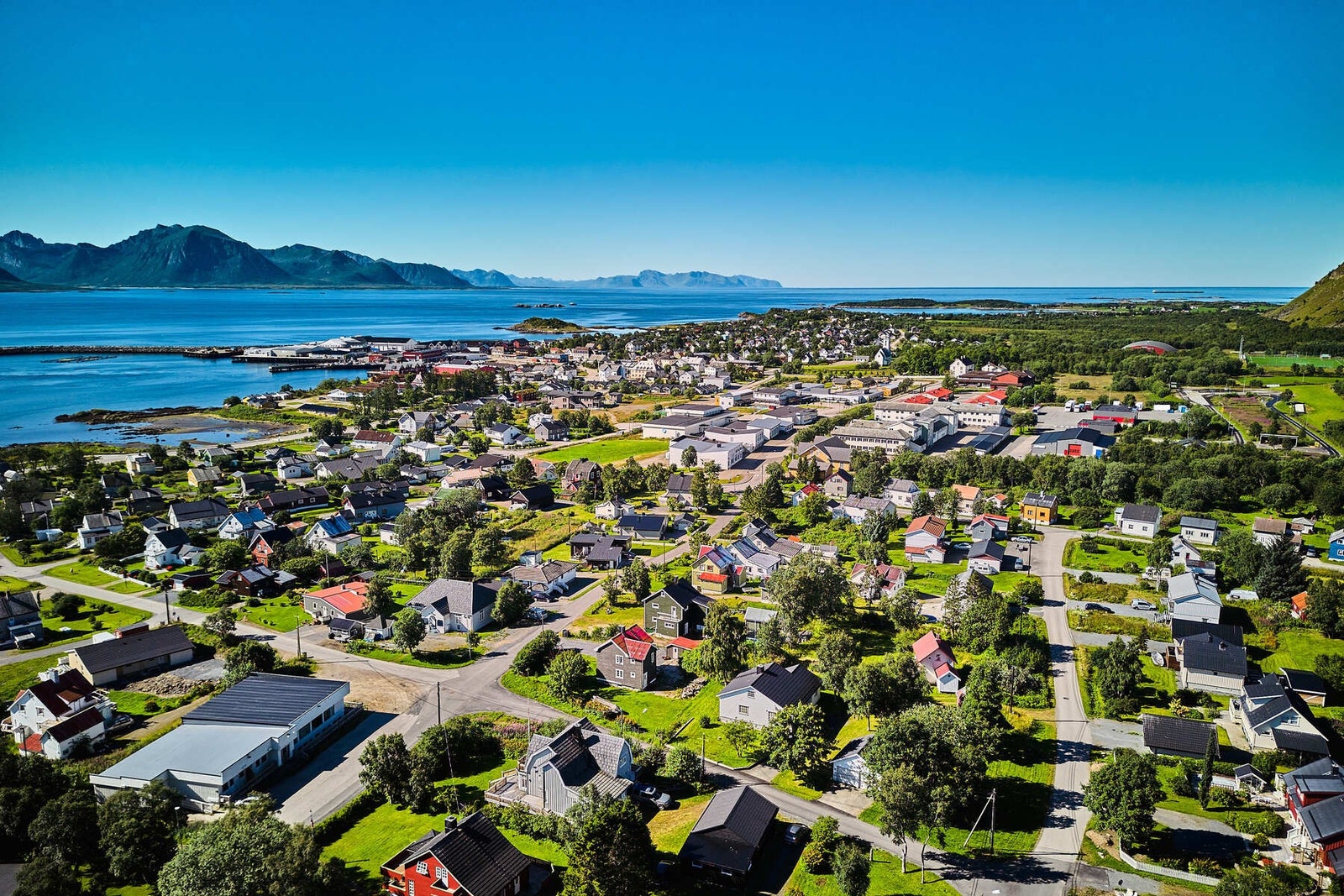 Det går ferge over til Lofoten fra Melbu, og gode bussforbindelser. Til Skagen flyplass er det ca 23 km. Galleribilde