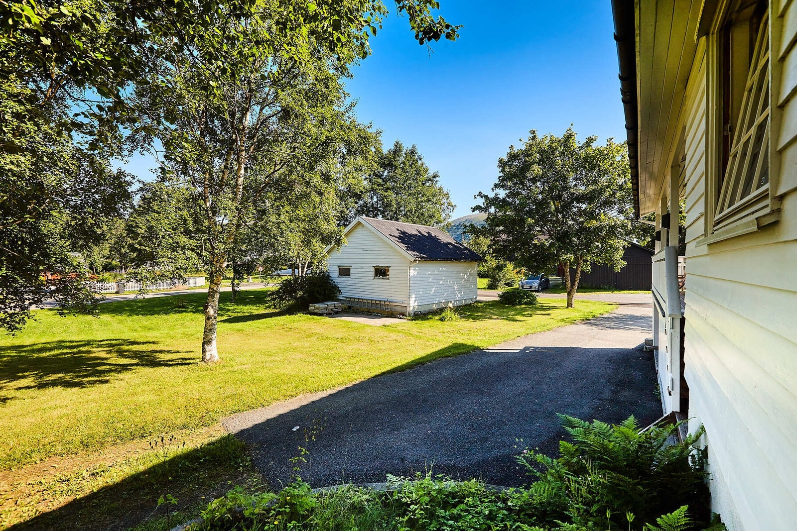 Gruset innkjørsel og gårdsplass. Galleribilde