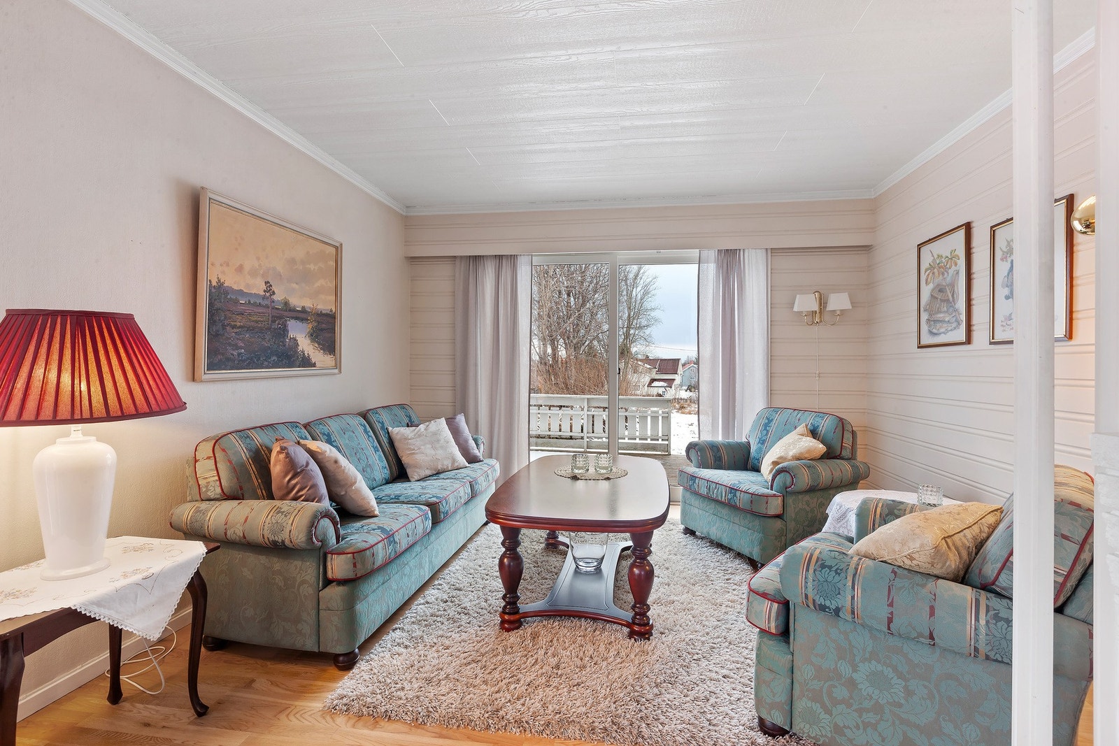 Direkte utgang til veranda fra stuen. Galleribilde