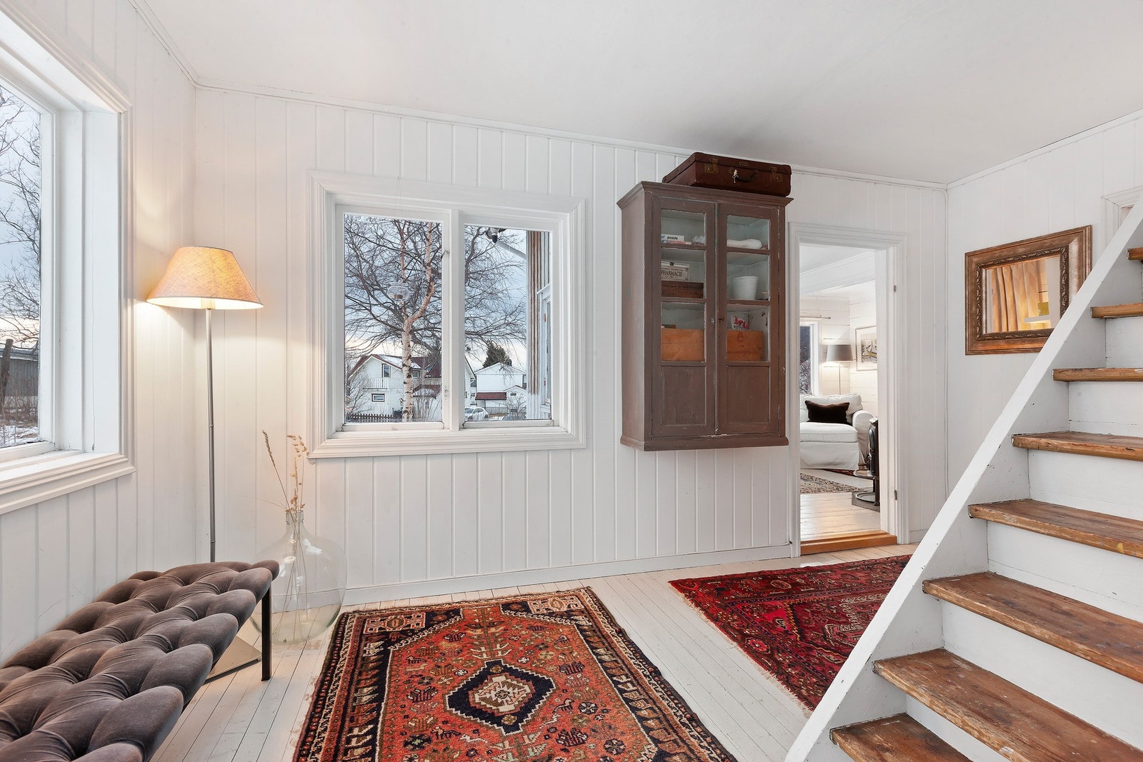 Gang med trapp som leder deg opp til loftsetasjen. Galleribilde