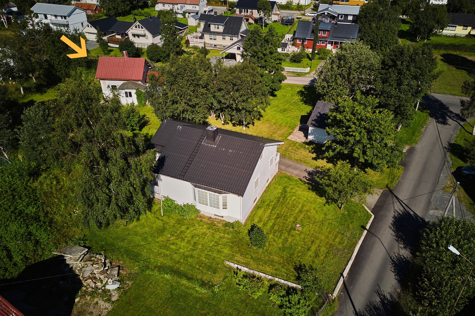 Det medfølger også en sjarmerende eldre enebolig. Galleribilde