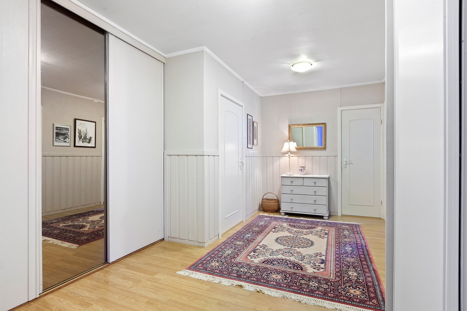 Lys gang med god plass og skyvedørsgarderobe. Galleribilde