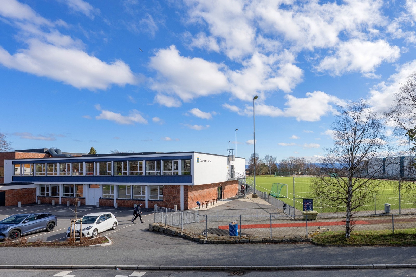 Tastaveden skole (8-10. kl.) og Byfjord Skole (1-7 kl.) er nærmeste nabo til boligen. Kortere skolevei får du ikke. Galleribilde