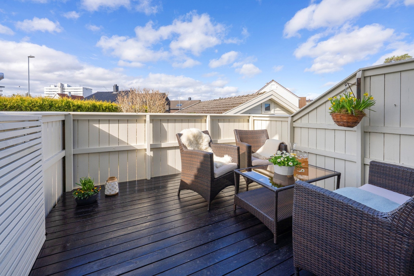 Terrasse ut fra stuen. Dette er på boligens vestside og her er det sol fra sen formiddag til den går ned i vest. Galleribilde
