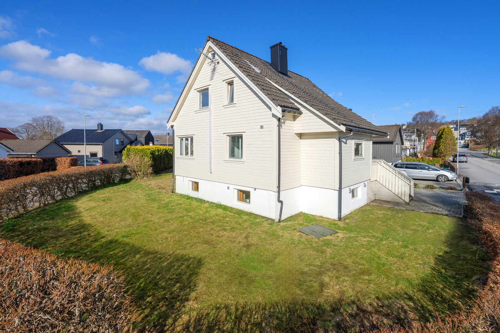 Flott, romslig hage på eiendommens sørside. Galleribilde