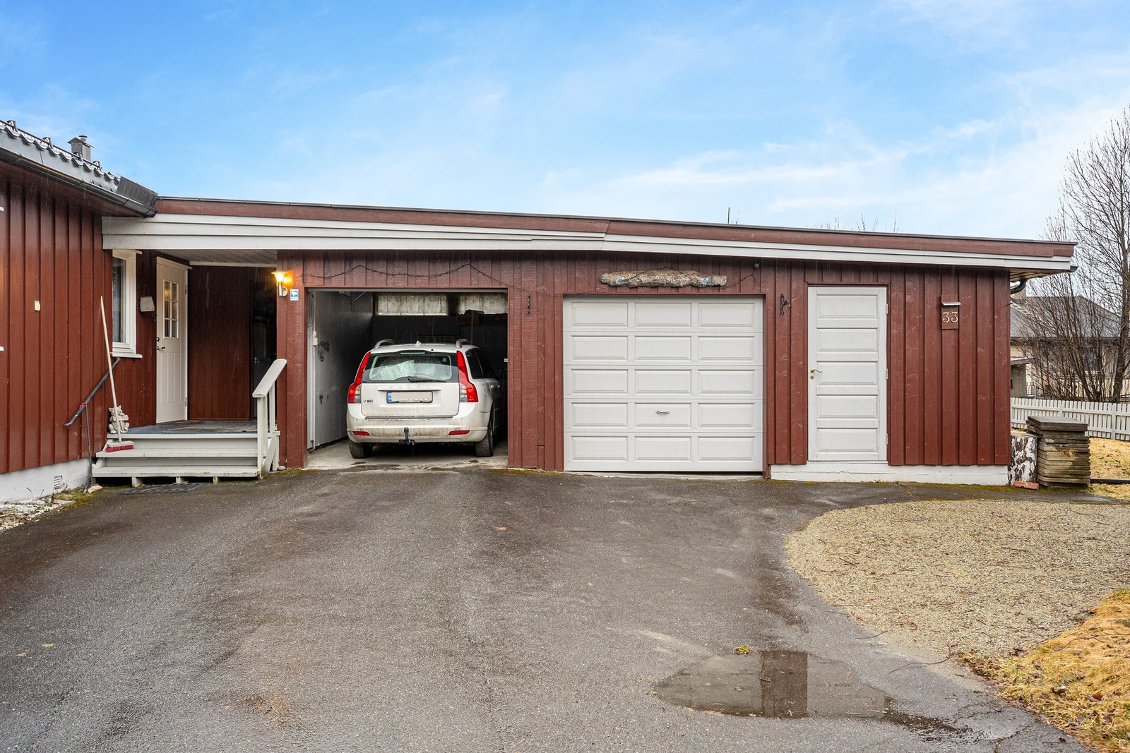 I tillegg er det garasje/uthus med 2 biloppstillingsplasser og avfallshus på eiendommen Galleribilde