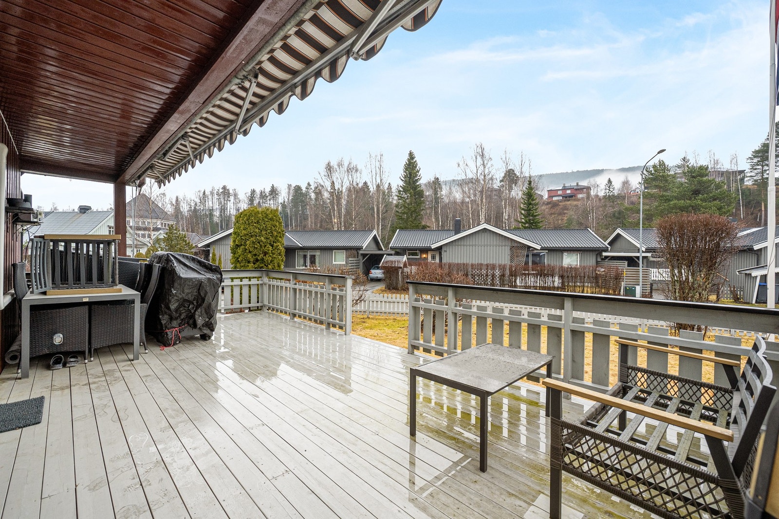 Romslig terrasse (2019) på ca. 24 m² (hvorav ca. 8 m² er overbygget), som forlenger oppholdsrommet i sommerhalvåret Galleribilde