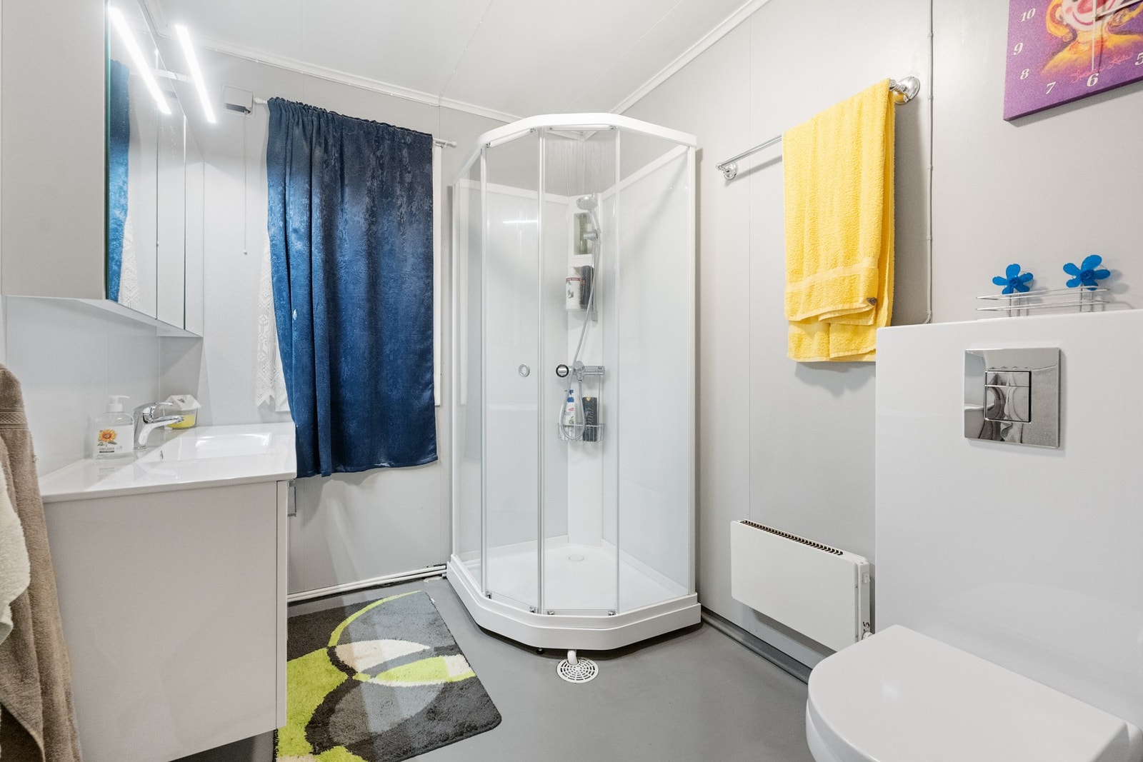 Badet er utstyrt med baderomsinnredning og dusjkabinett fra 2025, samt vegghengt toalett fra 2018 Galleribilde