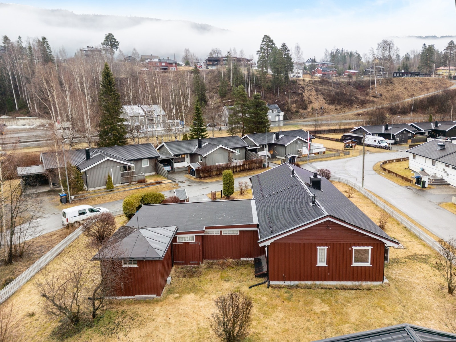 Området er rolig, barnevennlig og sentralt, med kort gangavstand til skoler, barnehager, butikker, servicetilbud etc. Galleribilde