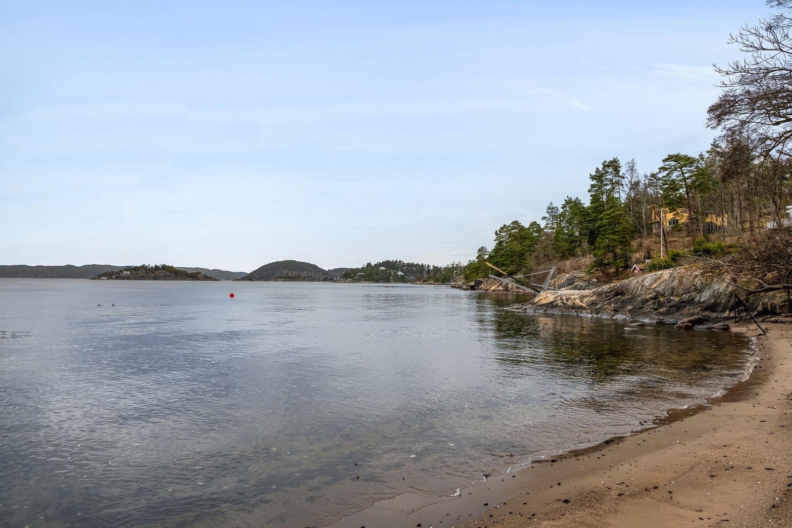 Populær og familievennlig badestrand rett i nærheten. Galleribilde