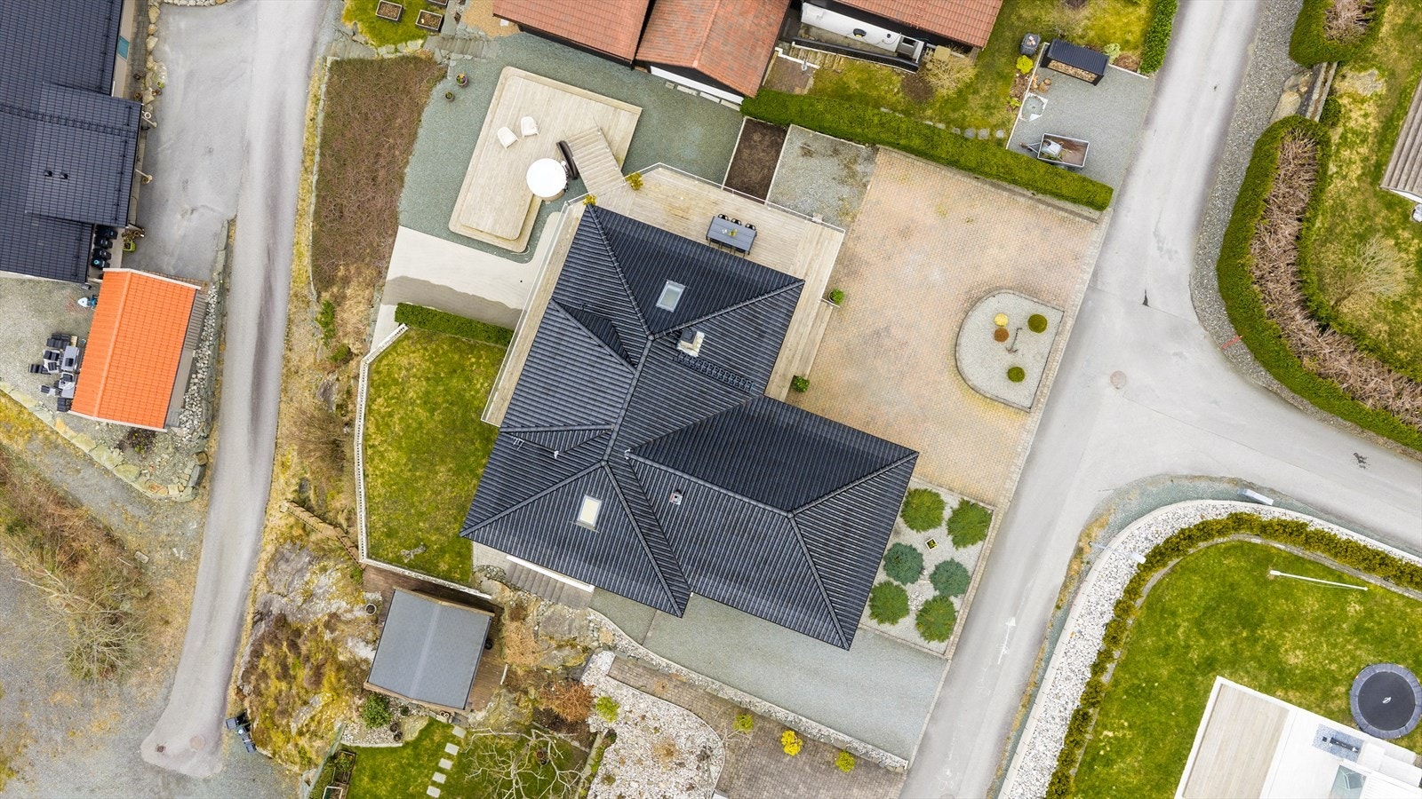 Eiendommen har en pent opparbeidet tomt på 982,2 kvm Galleribilde