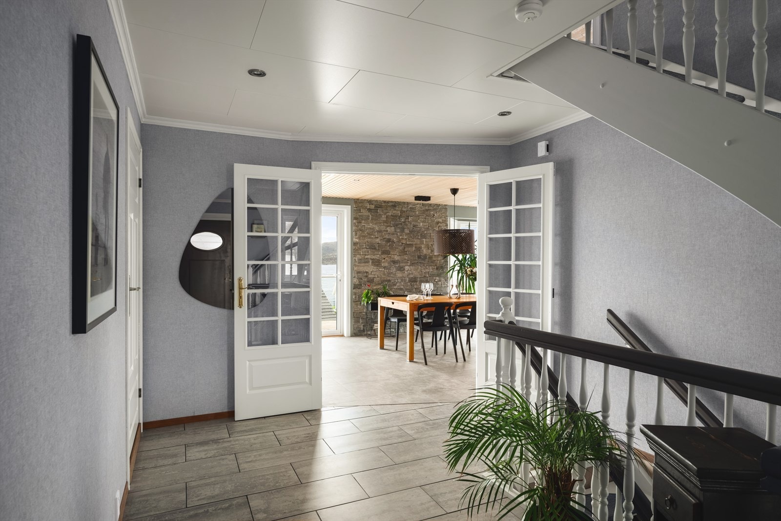 Hallen har pent, flislagt gulv med vannbåren gulvvarme Galleribilde