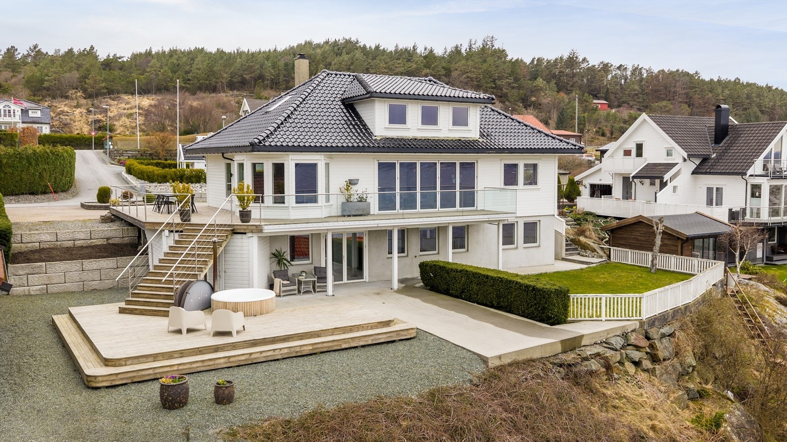 Håtongvegen 22 er en innholdsrik og flott enebolig over tre plan med et klassisk og elegant uttrykk Galleribilde