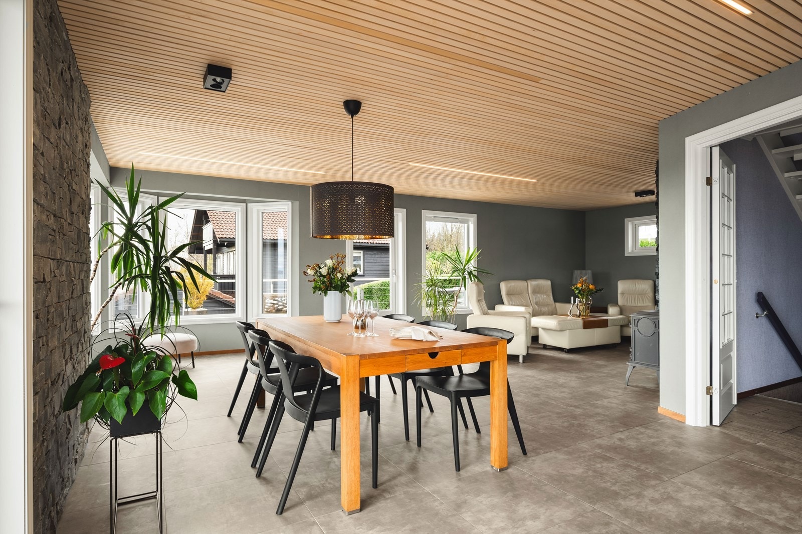 Stue/kjøkken har lekre fliser på gulvet med vannbåren gulvvarme - legg også merke til det moderne taket med osp spiler og innfelt belysning! Galleribilde