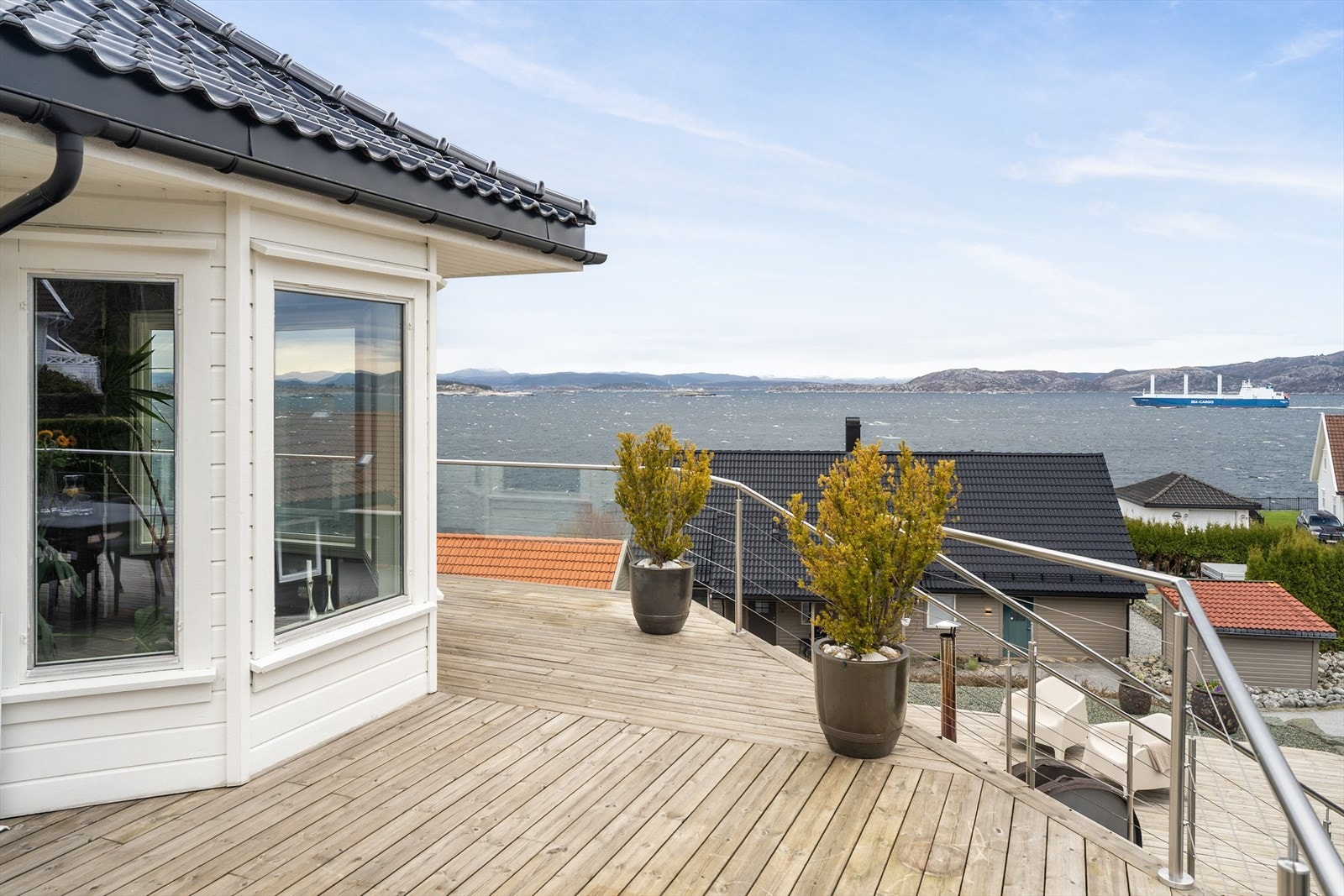 På den store terrassen er det lagt nye royalimprignerte terrassebord i 2021 Galleribilde