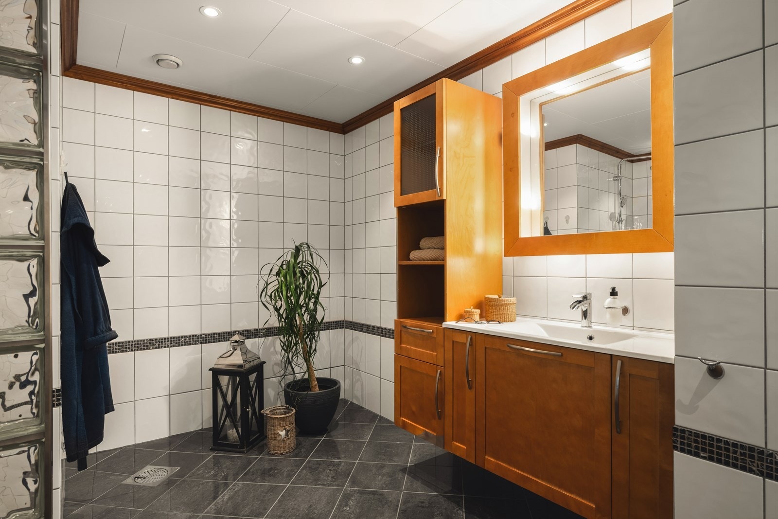 Badet har flislagte vegger, malte plater i himling samt flislagt gulv med vannbåren gulvvarme Galleribilde