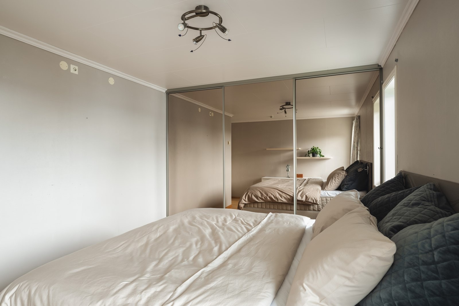 Soverommet har også en stor skyvedørsgarderobe med masse oppbevaringsplass Galleribilde
