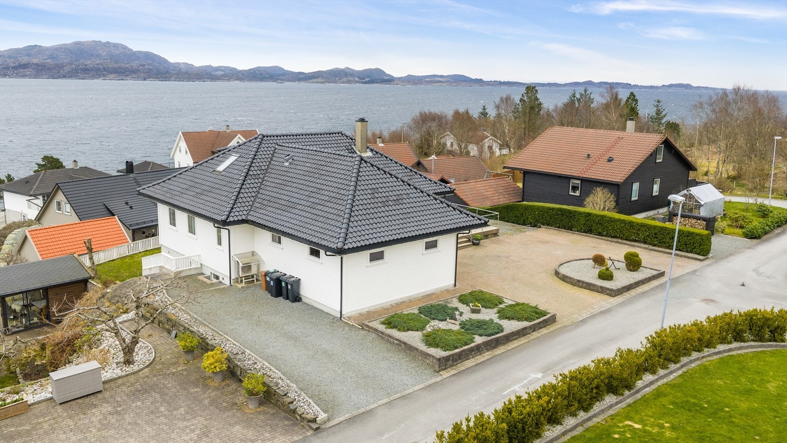 Det er også muligheter for parkering på gruset område på baksiden av boligens garasje Galleribilde