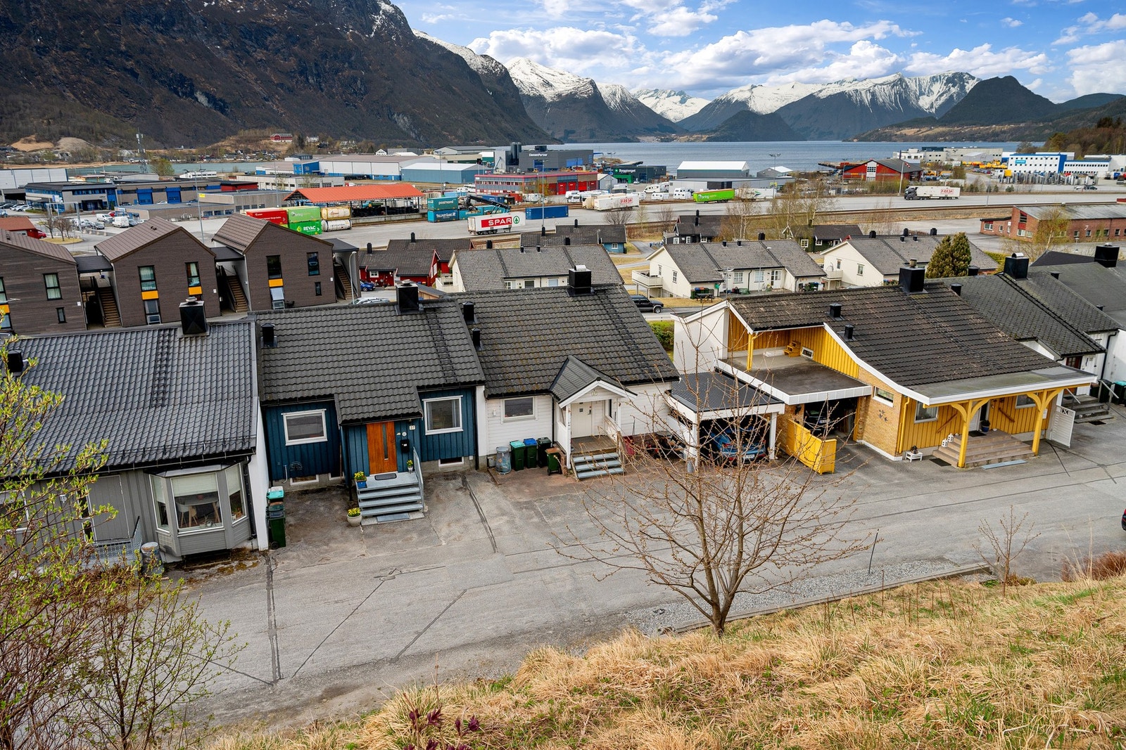 Tomta er langstrakt med hagepartiet mot sørvest og oppover skråningen mot nordøst. Galleribilde