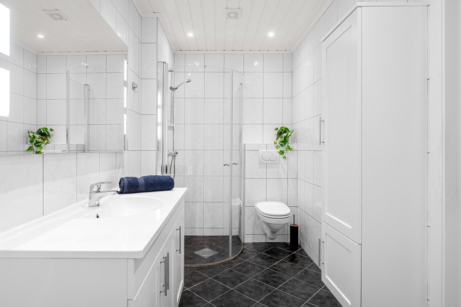 Romslig bad i 1. etasje. Badet har flislagt gulv med gulvvarme. Galleribilde