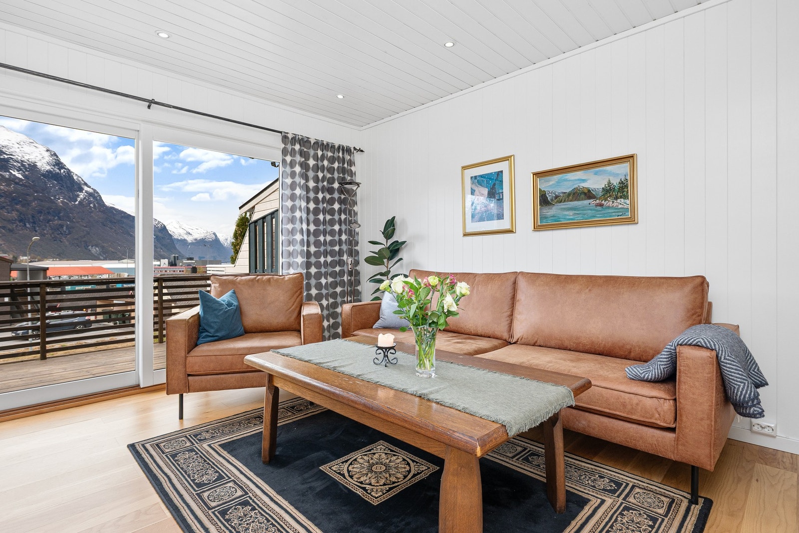 Stue med store vindusflater og utsikt. Galleribilde
