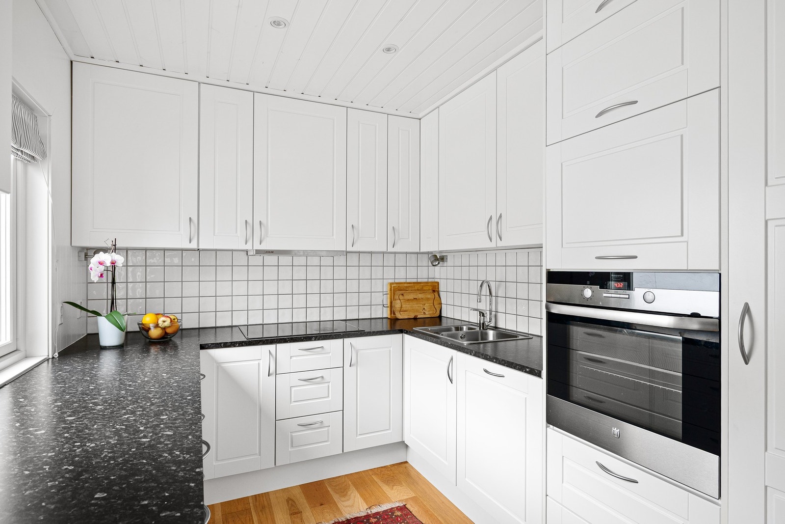 Kjøkkeninnredningen er fra Aubo og har profilerte fronter og benkeplate i laminat. Galleribilde