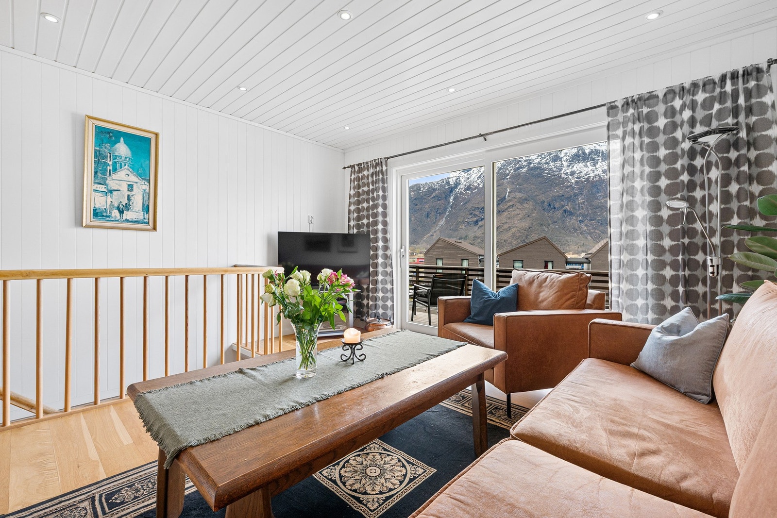 Fra stua er det utgang til en sørvestvendt veranda Galleribilde