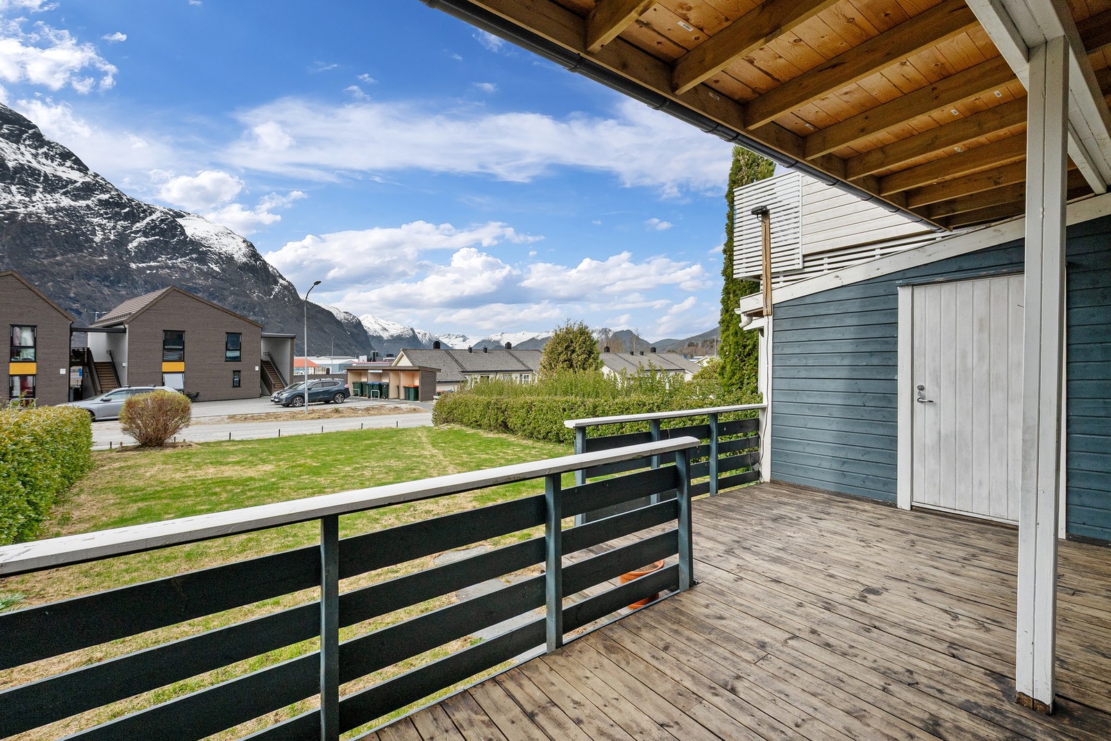 Boligen har også en terrasse i første etasje på 18 m². Delvis overbygd og med tilgang til en praktisk utebod. Galleribilde