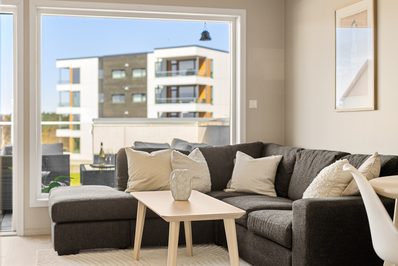 Stuen har store vinduer som gir deilig lysinnslipp. Galleribilde