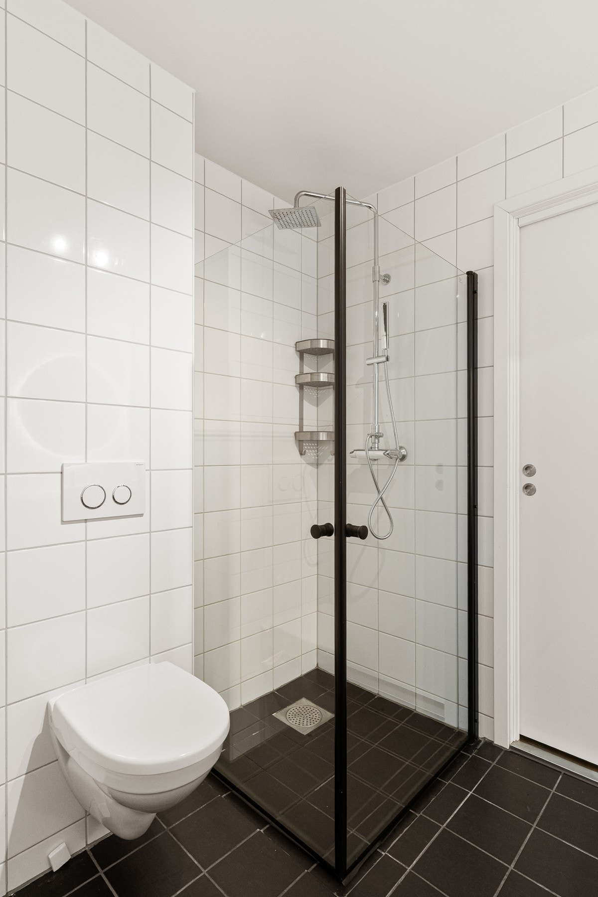 Badet er nylig oppgradert med nytt baderomsmøbel, servant og dusjdører. Galleribilde
