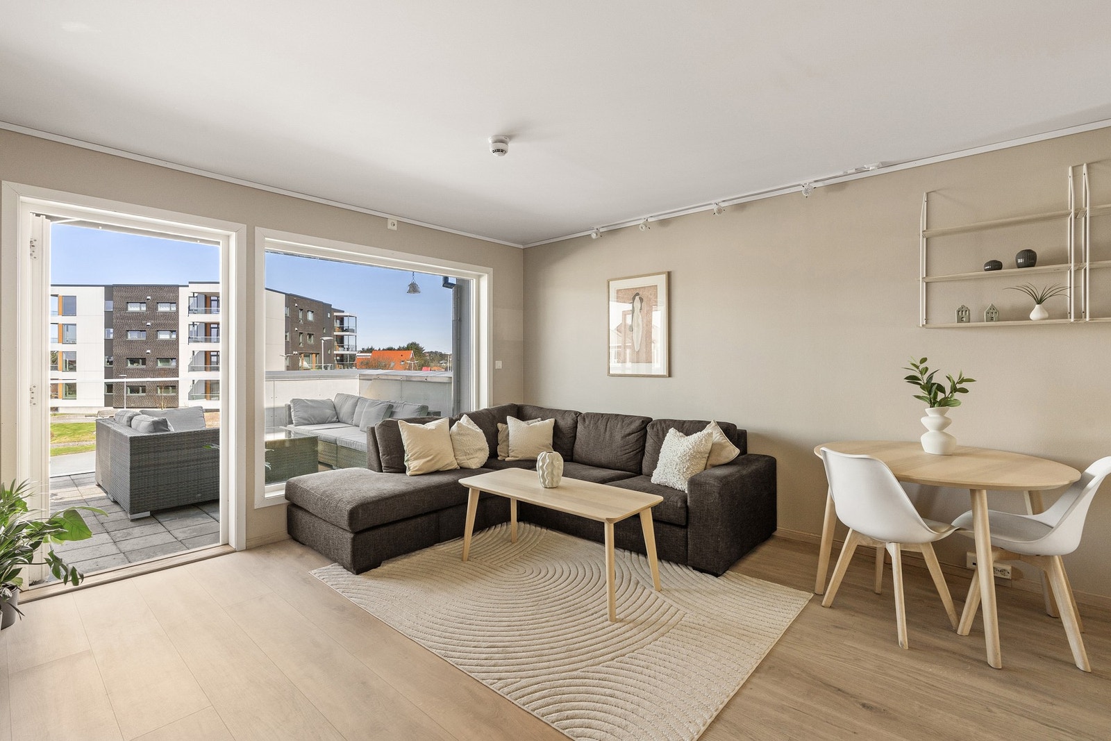 Det er direkte utgang til terrassen fra stuen. Galleribilde