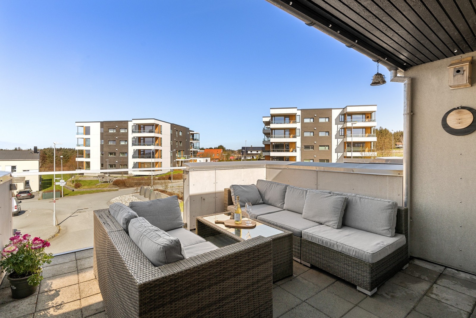 Romslig terrasse med flott kveldssol og nydelige solnedganger. Galleribilde