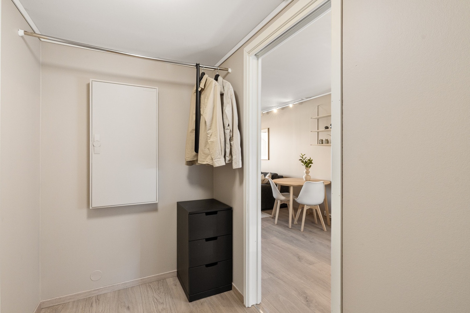 Innbydende entré med rikelig plass til oppbevaring av yttertøy. Galleribilde