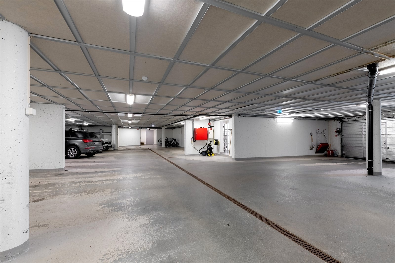 Leiligheten har to garasjeplasser og en ekstern bod i etasjen. Galleribilde