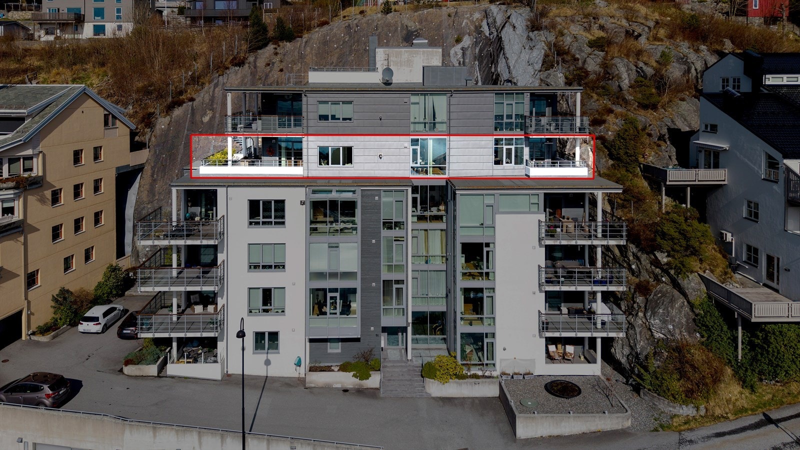 Leiligheten ligger som eneste leilighet i byggets 5. etasje. Galleribilde
