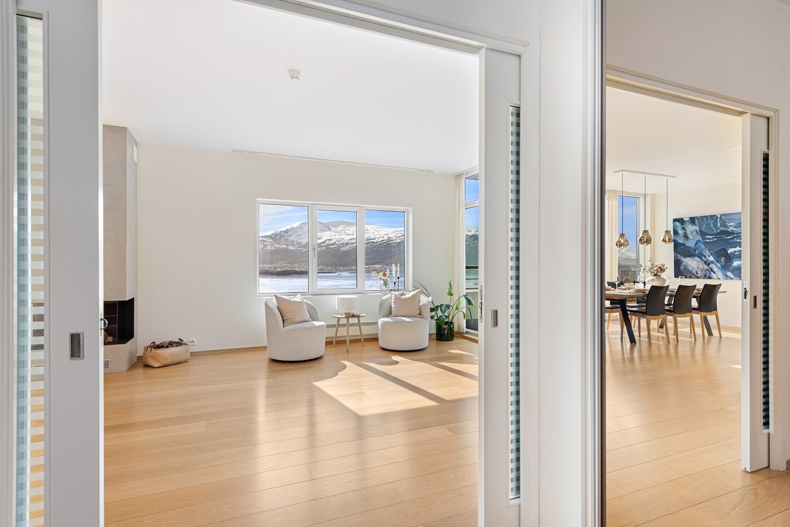 Doble skyvedører inn til stuen. Galleribilde