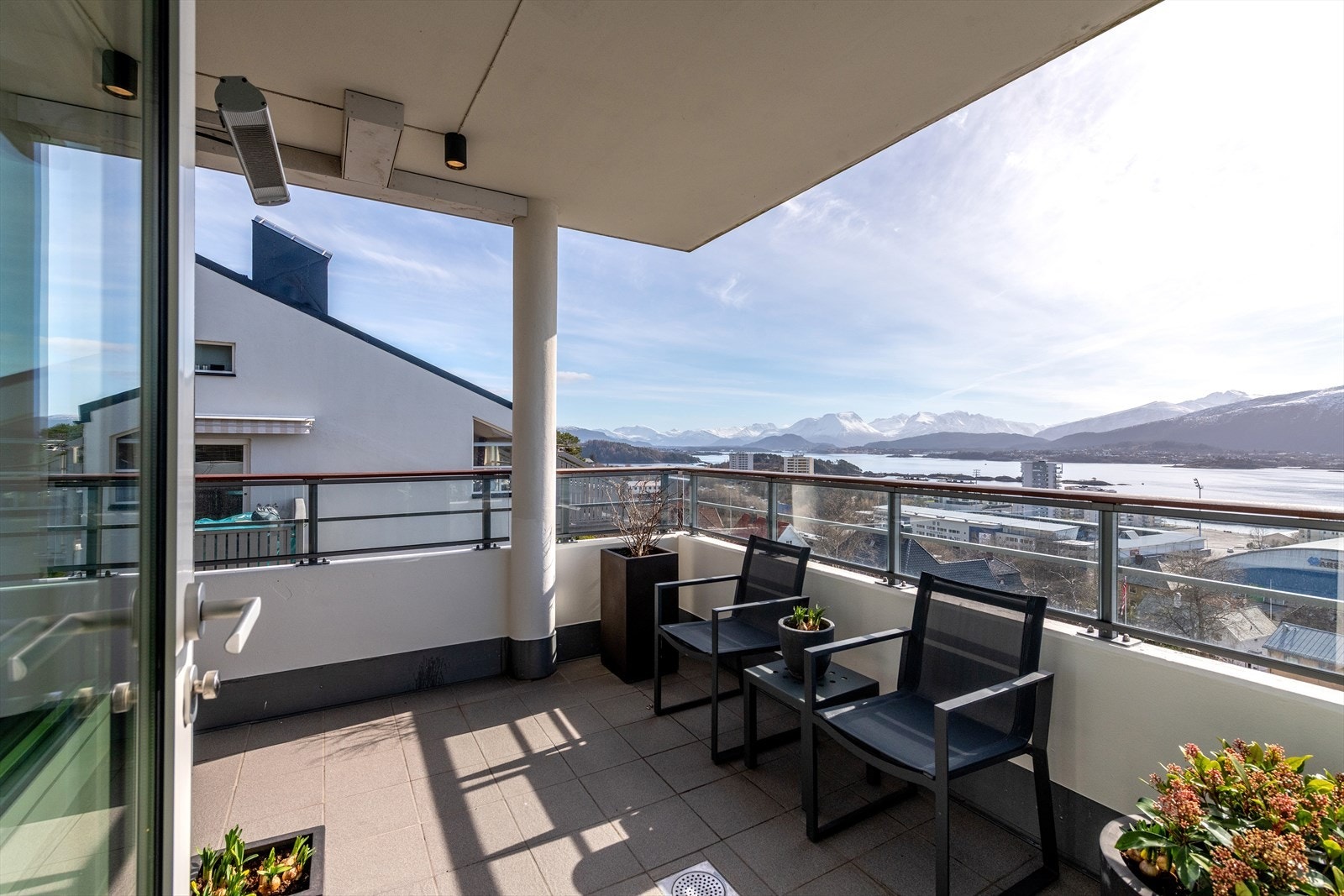 Fra kjøkkenet og hovedsoverom har man tilkomst til syd-østvendt terrasse. Galleribilde