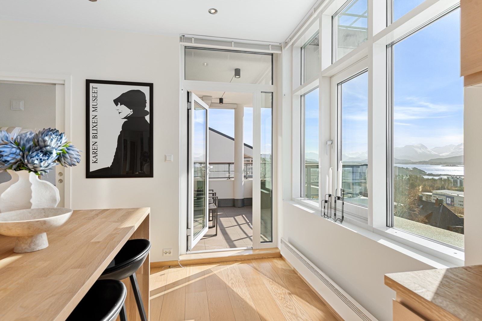 Fra kjøkkenet har man tilkomst videre til syd-østvendt terrasse. Gode lys-, sol- og utsiktsforhold. Galleribilde