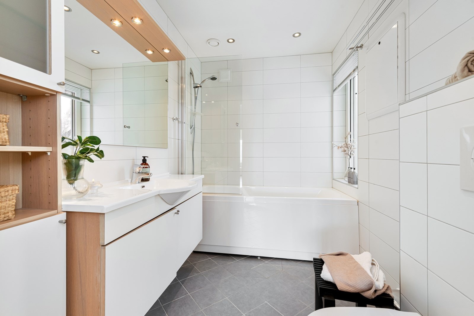 Det andre badet er også av god standard, og har badekar m/dusj. Galleribilde