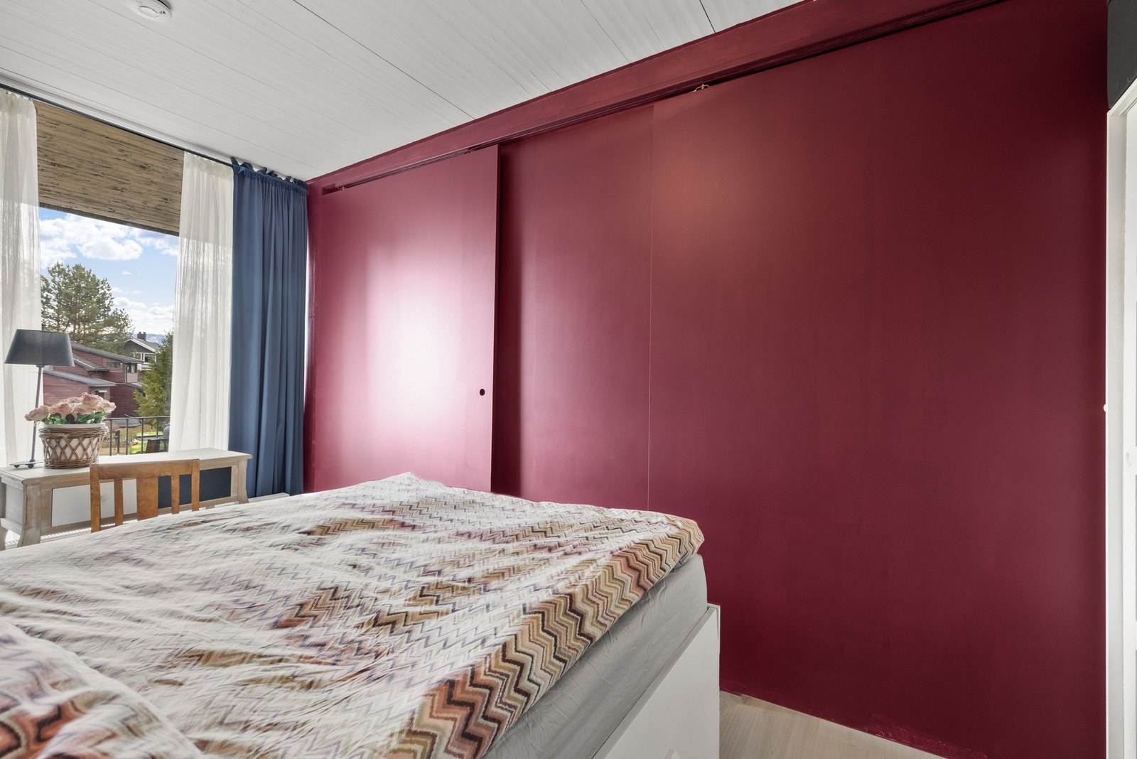 Rommet har adkomst via to skyvedører Galleribilde